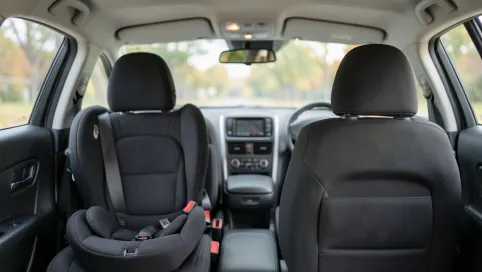 czy na przednim siedzeniu można przewozić dziecko w foteliku