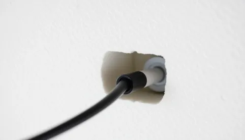 Jak przeprowadzić kabel pod styropianem