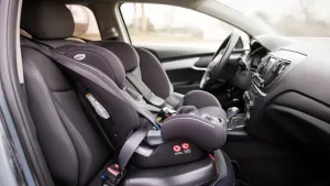 Przewożenie dziecka w foteliku na przednim siedzeniu