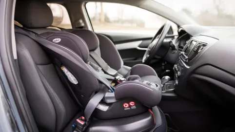 Przewożenie dziecka w foteliku na przednim siedzeniu