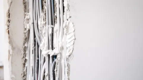 Zaklejanie bruzd z przewodami